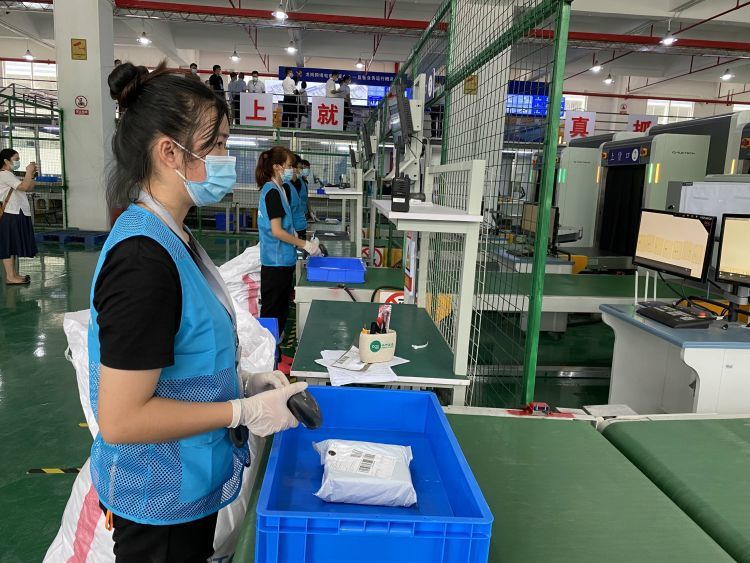 每天直邮出口包裹约400万件，龙岗跨境电商“链动”全球